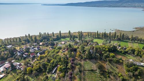 Auf dem Grundstück kann ein Feriengebäude aufgebaut werden, dessen Höhe die Installationshöhe von 4,5 Metern nicht überschreiten darf. Aus der Hinsicht der Bebaubarkeit ist es freistehend und 15% des Grundstücks kann bebaut werden.