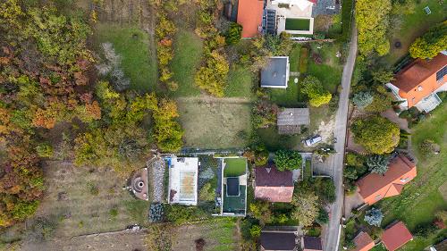 Panorámás, Balatoni ingatlan.  A csodás Szigligeten építési telek eladó, amely Üh-3 (hétvégi házas terület) övezeti besorolásba tartozik. Beépítés módja szabadon álló és a legnagyobb beépítettsége 10%. A terület közművesítettsége teljeskörű, minden közműhálózatra csatlakozik.