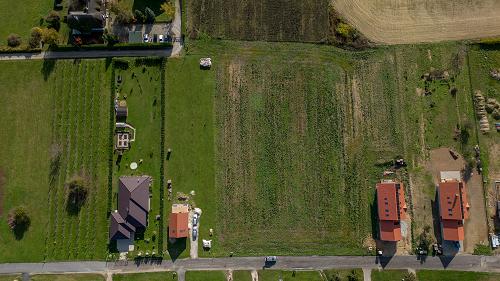 Panorámás.  Cserszegtomajon építési telek eladó melynek övezeti besorolása Lf3. A beépítettség legnagyobb mértéke 18%. A közüzemek a telek előtt az utcában találhatók, összközműves.