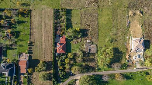 Baugrundstück in ruhiger Umgebung ist zu verkaufen. Die Baumethode erfolgt seitlich und die größte Einbaufläche beträgt 30%. Wasser, Gas und Strom befinden sich auf der Straße vor dem Grundstück.