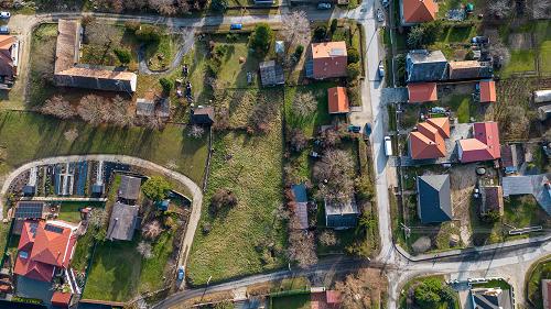 Cserszegtomajon építési telek eladó, amelynek 20%-a beépíthető. A közművek az utcában a telek előtt találhatóak.