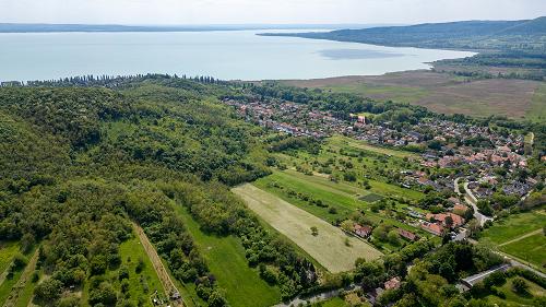 A lenyűgöző örökpanorámát kínáló, összesen 1,5 hektáros egybefüggő terület.