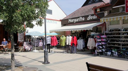 Hévíz központjában bejáratott vendégkörrel rendelkező üzlethelyiség eladó.