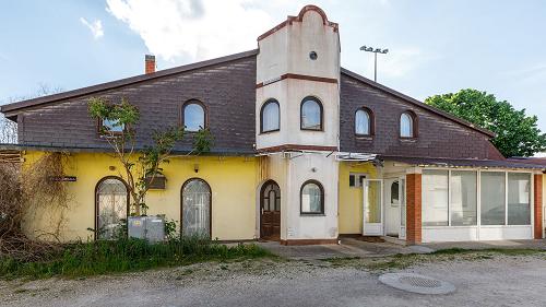 In Hévíz, next to the Tavirózsa street, it is a shop room with the size of 360 m2, with storage and a flat complex for sale. 