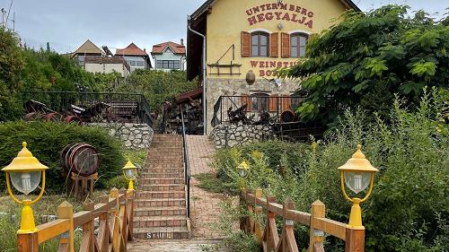 Hévízhez tartozó Egregyen, turisták által sűrűn látogatott és kedvelt gasztro pincék és éttermek társaságában vendéglátóegység eladó.