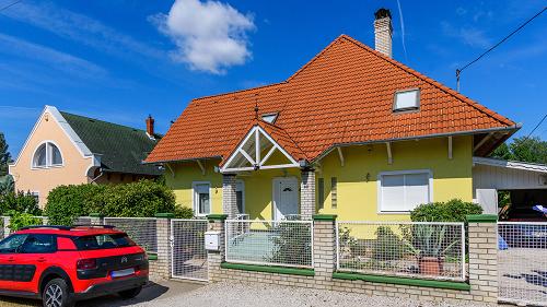 Balatoni ingatlan.  Gondozott ház a Balaton partján, vendégházzal együtt