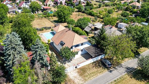 Balatoni ingatlan.  Modern kialakítású ház a Balaton partján, csendes helyen