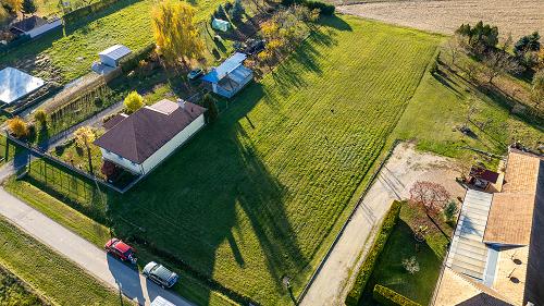 Eladó belterületi építési telek melyre az épület szabadon elhelyezhető, 20%-os beépíthetőséggel.